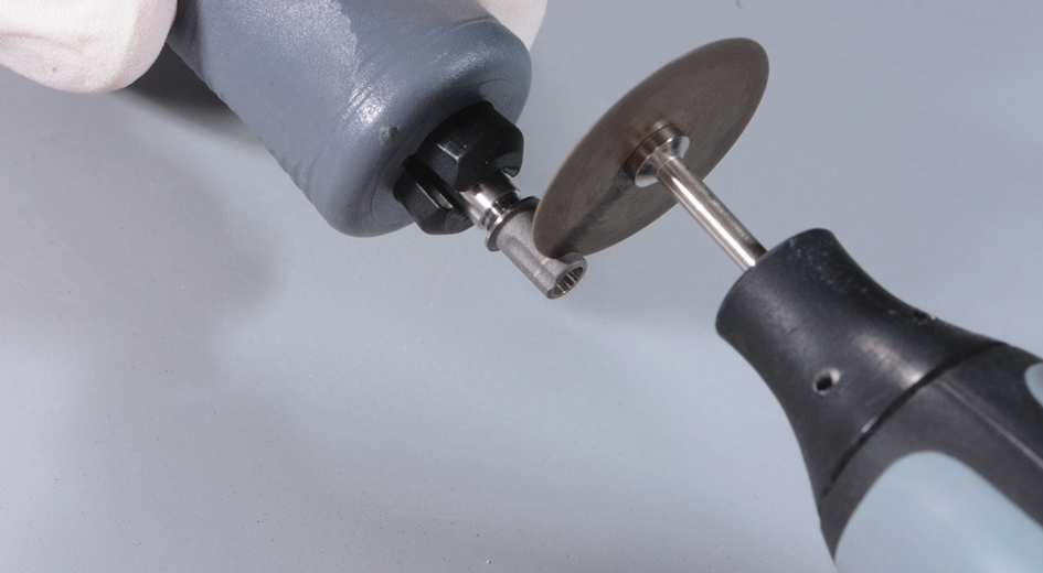 Abb. 5: Kürzung der Klebebasis von 6 mm auf 4 mm entlang der Lasermarkierung.