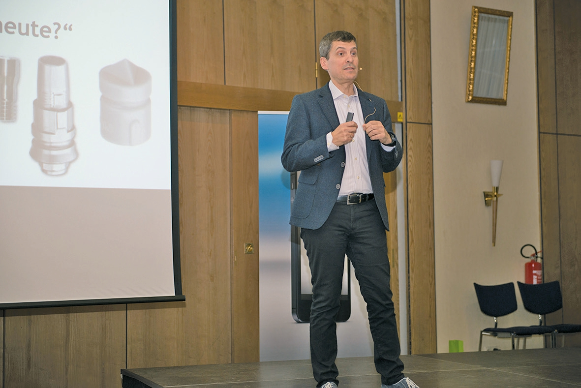Abb. 5: ZTM José de San José Gonzalez stellte u. a. Ergebnisse der „Delphi Study – Horizon 2030“ aus Lissabon vor. 136 Experten gaben hier ihre Einschätzung über die Zukunft der Zahnmedizin ab.*