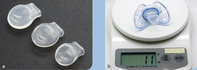 Abb. 6a u. b: Schnullerkriterien: Immer bei der kleinsten Schnullergröße bleiben und dabei auf einen möglichst dünnen und weichen Schaft sowie geringes Gewicht achten (Empfehlung: Dentistar, MAM perfect u. a. m.). (Fotos: Dr. Walter Denner)