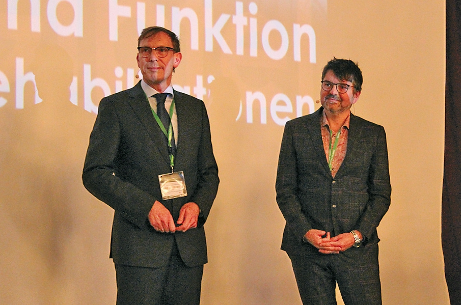 Abb. 6: Teamvortrag von Prof. Dr. Daniel Edelhoff (links) und ZTM Otto Prandtner.