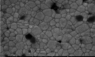 Abb. 12: Ein Aluminium-Anteil von nur 0,25 % (dunkle Moleküle auf dem Elektronen-Mikroskopbild) reicht vollkommen aus, um die hydrothermale Alterung des Zirkons zu verhindern. Das Zirkongefüge (tetragonale Kristalle) sollte zudem keine Korngröße von mehr als 0,4 microns aufweisen.