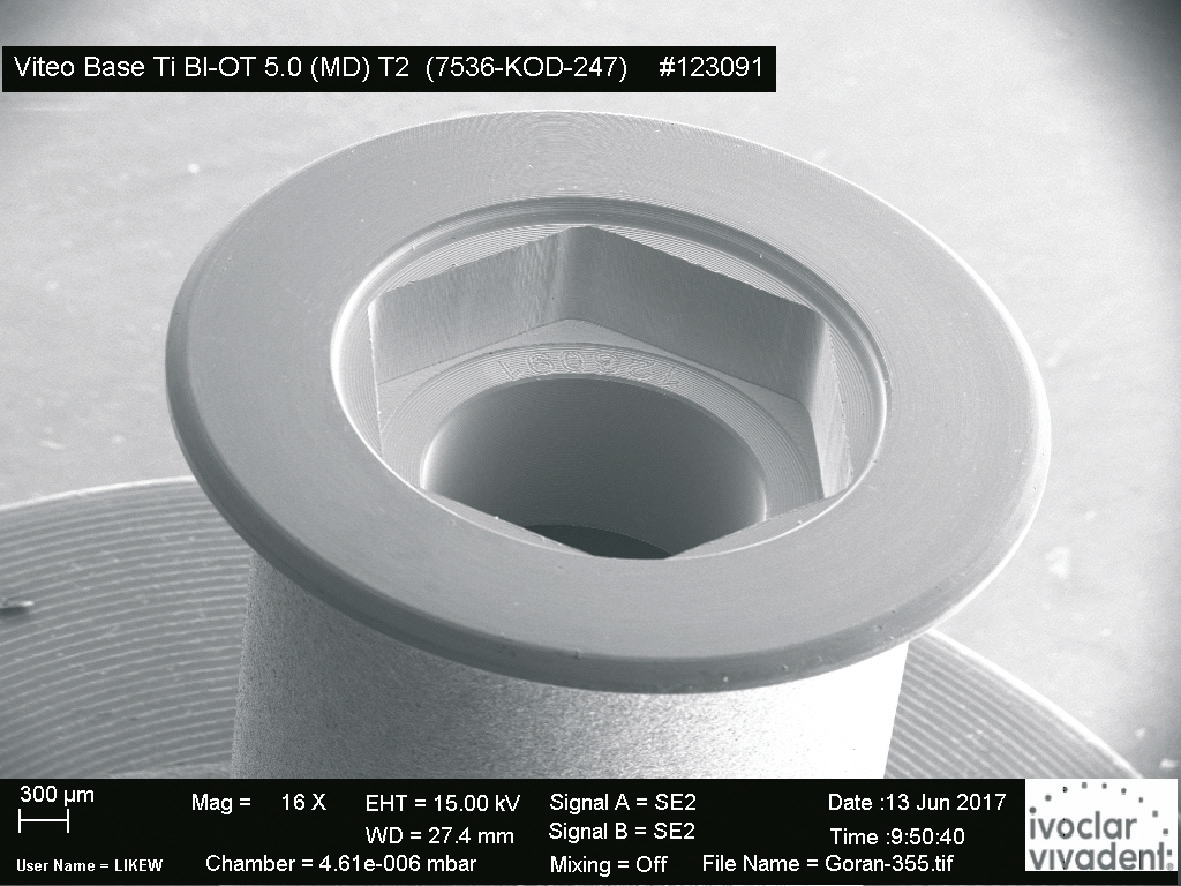 Abb. 6: REM-Ansicht: saubere Schnittstelle und sauberer Rand der Viteo Base bei industriell vorkonditionierter Oberfläche mit Aluminiumoxid.