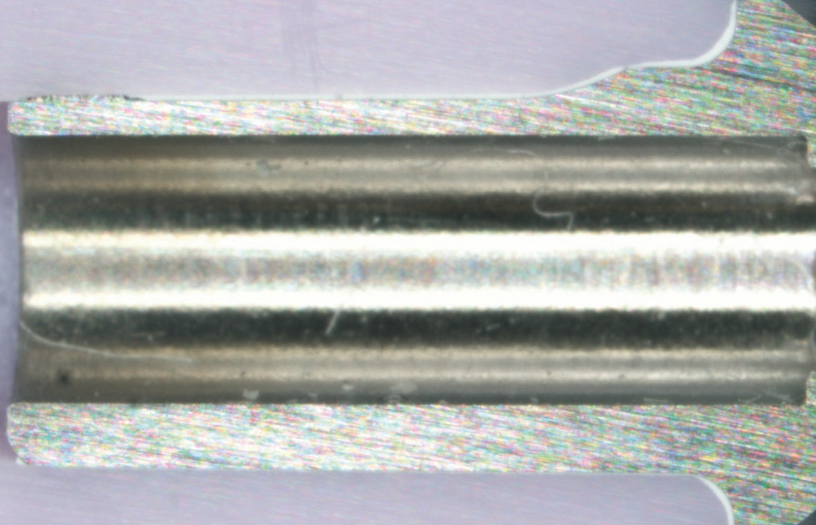 Abb. 18: Lichtmikroskopisches Schliffbild der Hybrid-Abutment-Restauration (IPS e.max CAD/Viteo Base) mit sehr guter CAM-Passgenauigkeit.