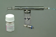 Abb. 7: Sandstrahlgerät für den intraoralen tribochemischen Silikatisierungsvorgang.