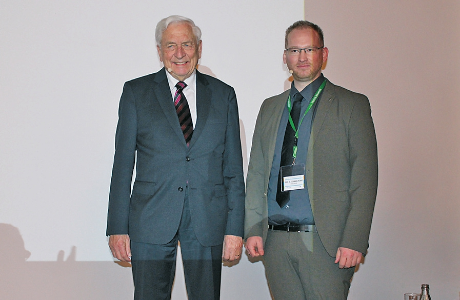 Abb. 7: ZTM Günter Rübeling (links) und Prof. Dr. Tassilo-Maria Schimmelpfennig stellten die neueste Technik für das SAE-Funkenerosionsverfahren vor.