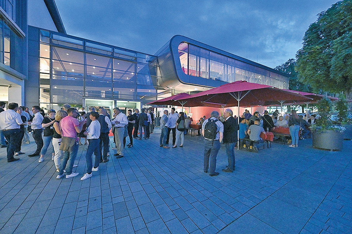 Abb. 7: „Get together“ im wahrsten Wortsinn: Viele Gelegenheiten für fachliche und persönliche Kontakte ergaben sich während der Get-together-Party am Donnerstagabend, die traditionell in der Ausstellung und im Forum der K3N-Halle stattfand.