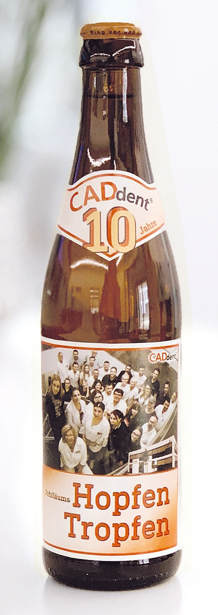 Willkommenes Präsent für daheim oder zum sofort Trinken nach einem informationsreichen und interessanten Abend: Das Augsburger CADdent-Jubiläumsbier zum 10-jährigen Bestehen des Unternehmens.