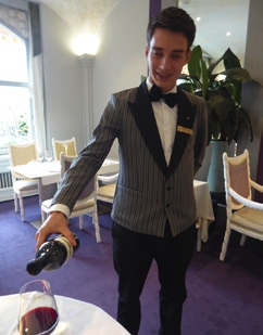 Claudio, einer der drei jungen Kellner, perfekt im Service.