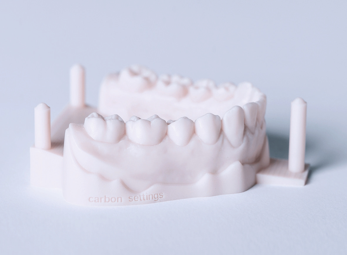 Abb. 7: Auch bei Kunststoff-3D-Druck setzt Mack Dentaltechnik auf High-Tech-Equipment, um Kunden eine größtmögliche Prozesssicherheit und Genauigkeit zu bieten.
