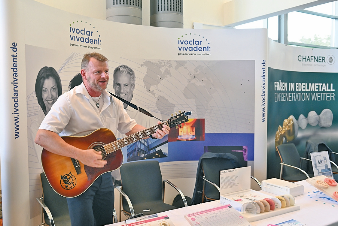 Abb. 8: Am Stand von Ivoclar Vivadent: Pascal Nick trug mit seiner Gitarre und Gospel-Songs zur hervorragenden Stimmung bei.