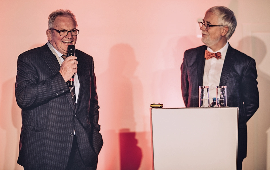 Abb. 9: Moderator Dr. Felix Blankenstein (rechts) interviewte den Patienten Friedrich Wieland über sein neues Leben mit einer endlich passenden und ästhetischen Totalprothese.