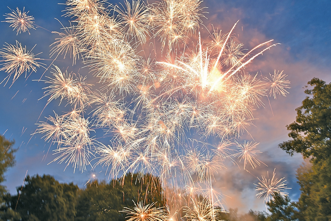 Abb. 9: „Herzlichen Glückwunsch“: Höhepunkt der ADT-Party im Nürtinger Schlachthof Bräu war ein Feuerwerk zu ihrem 40-jährigen Gründungsjubiläum.