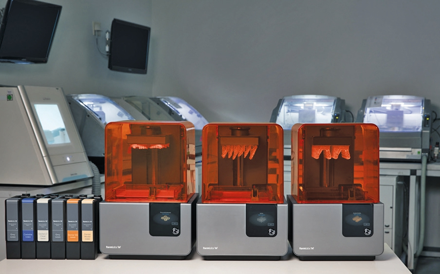 Abb. 14: Überall auf der IDS wurde dieses Gerät „der Drucker für Jedermann“ genannt: Form 2 der Firma Formlabs.
