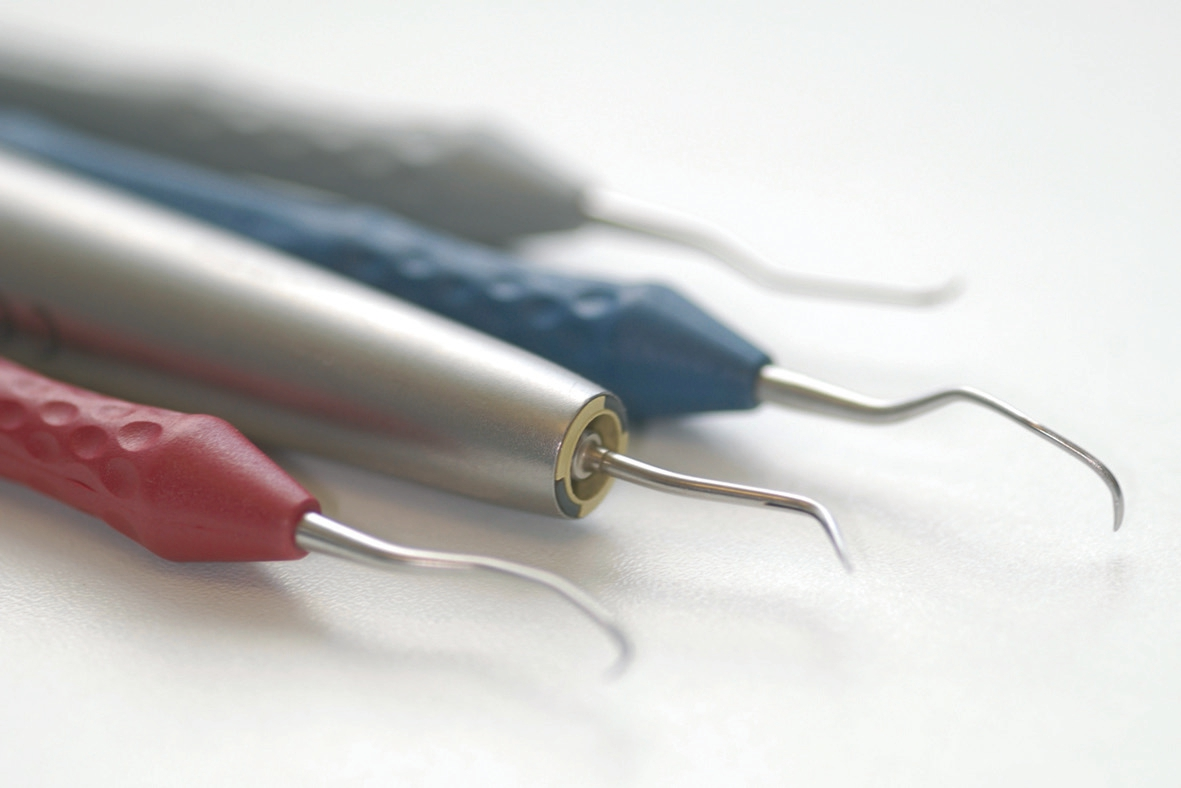 Abb. 9: Da die Verwendung von Pulverstrahlgeräten bei Lungenkranken kontraindiziert ist, muss auf Handinstrumente und Schall-/Ultraschallscaler zur Entfernung von harten Belägen und Verfärbungen zurückgegriffen werden.