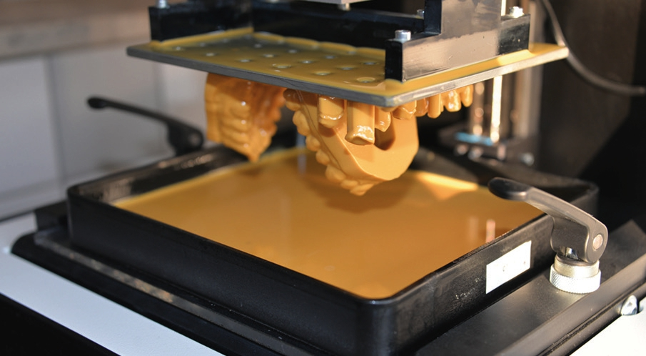 Abb. 12: Fertigung der Modelle per 3D-Druck. Hier: durch schichtweise Maskenbelichtung des Kunstharzbades.