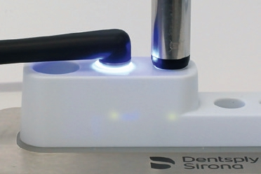 Abb. 12: Beispiel eines integrierten Lichtintensitäts-Checks: Die grüne, linke LED zeigt die ausreichende Polymerisationsleistung des Lichtpolymerisationsgerätes an, die 2. rechte grüne LED den Ladezustand des 2. (Reserve-)Akkus.