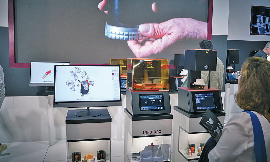 Abb. 13: Dekema-Prozesskette für die Presstechnik: digitales Anstiften der Restauration, Drucken und Pressen.