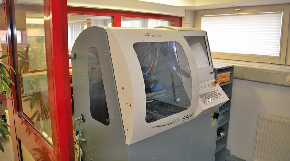 Abb. 13a u. b: Maschinelles Fräsen von Zirkoniumdioxidarbeiten.