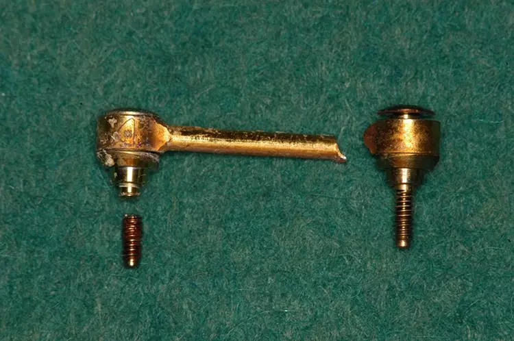 Abb. 14: Abgebrochenes Rundsteg und gebrochene Befestigungsschraube.