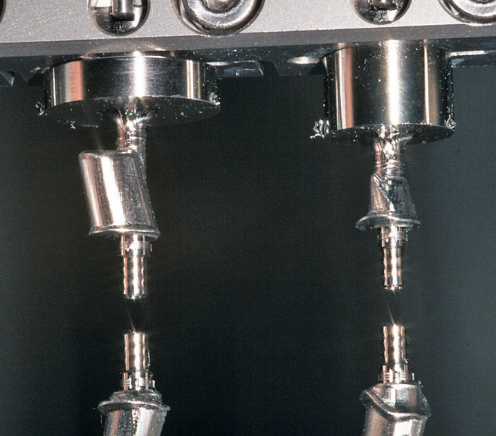 Abb. 24: Fräsen der individuellen Abutments.