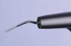 Abb. 15: Das schmale Arbeitsende der Schallspitze SF10T ermöglicht ein präzises Arbeiten auch in sehr tiefen, engwandigen Knochendefekten.