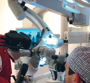 Abb. 12: Behandlungsbeispiel mikrochirurgische Endodontie: Die gesamte Behandlung kann unter dem Dentalmikroskop durchgeführt werden. Für eine gute Übersicht sollten die für den Behandler relevanten Instrumente und bildgebenden diagnostischen Hilfsmittel gut erreichbar und einsehbar sein. Eine gut geschulte Assistenz ist aufgrund der benötigten 4- oder 6-Hand-Technik essenziell.