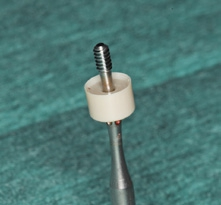 Abb. 19: Ein 4 mm hoher Gingivaformer wurde in dem Implantat verschraubt.