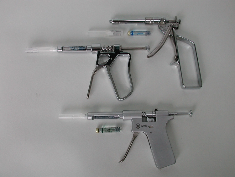 Abb. 1: ILA-Pistolenspritzen ohne und mit Druckbegrenzung.