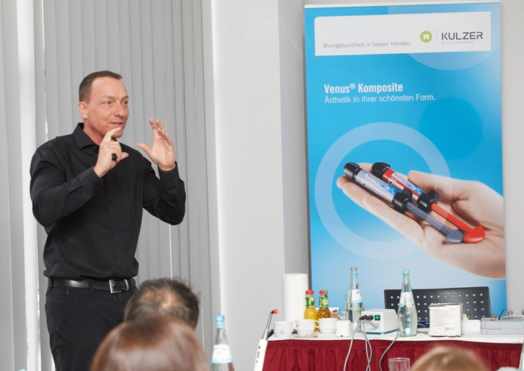 In einem kurzweiligen Vortrag gab Prof. Dr. Frankenberger den Teilnehmern ein Update zur adhäsiven Zahnmedizin mit Kompositen.