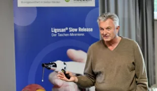 Prof. Dr. Rössler schilderte den Teilnehmern die Vorteile des Lokalantibiotikums Ligosan Slow Release und dessen Einsatz bei regelmäßigen Nachsorgekontrollen.