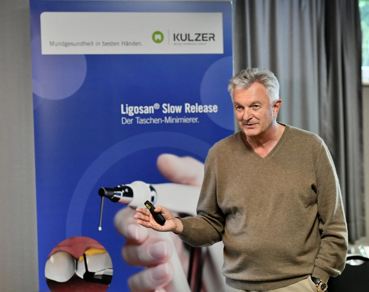 Prof. Dr. Rössler schilderte den Teilnehmern die Vorteile des Lokalantibiotikums Ligosan Slow Release und dessen Einsatz bei regelmäßigen Nachsorgekontrollen.