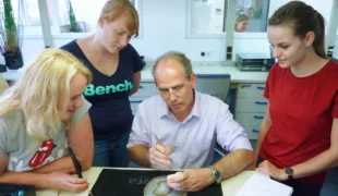ZTM Markus Stang zeigt den Teilnehmern, worauf bei der Verblendung von Molaren zu achten ist.