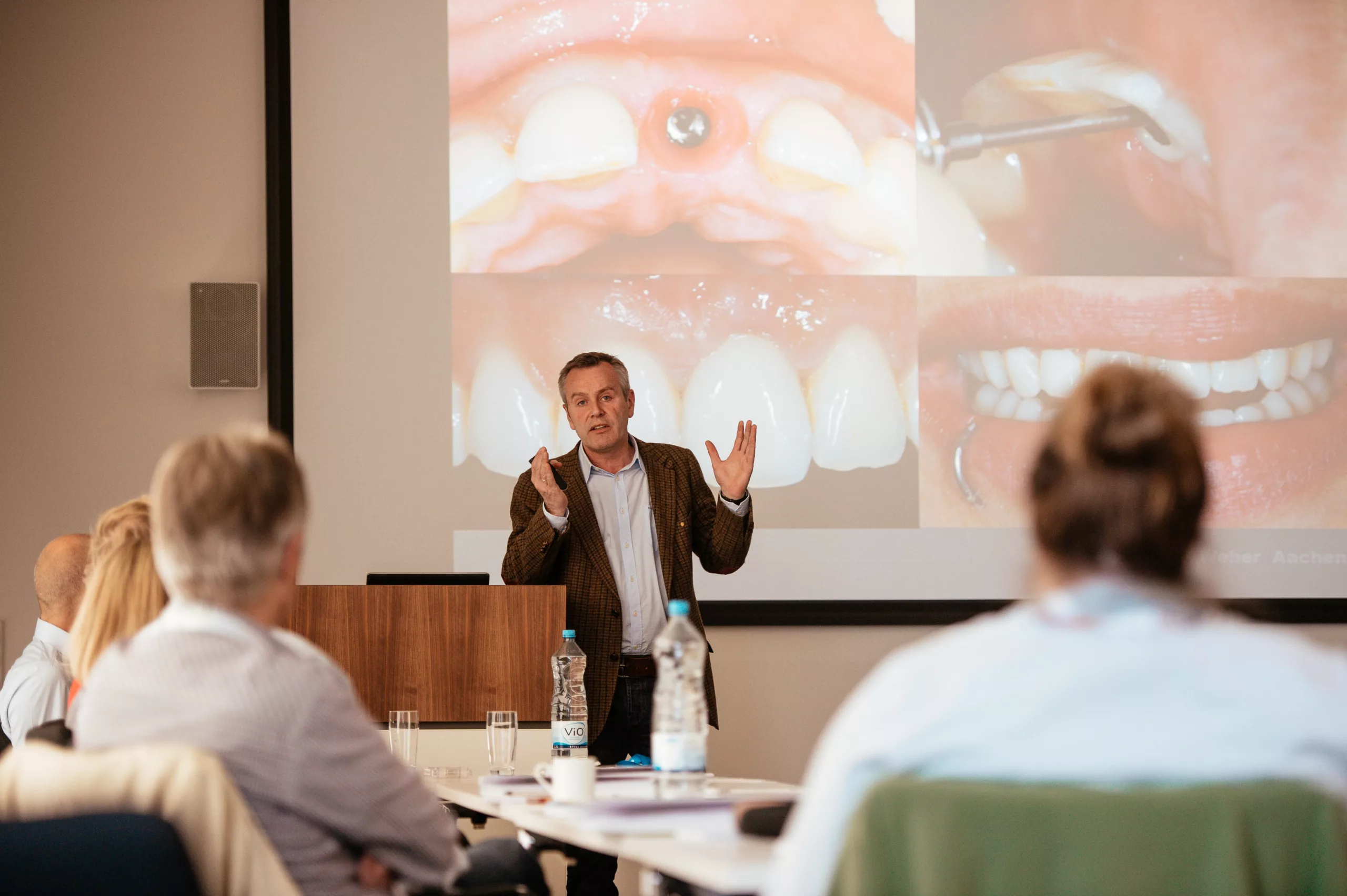 ZTM Volker Weber erläutert beim cara Round Table in Hanau die Vorteile verschraubter Strukturen anhand von Patientenfällen.