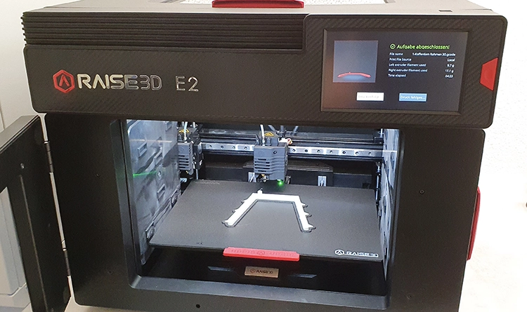 Abb. 1c: 3D-Druck eines Kofferdam-Rahmens (Filamentdrucker).