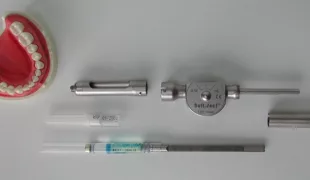 Dosierrad-Spritze SoftJect ohne ein integriertes mehrstufiges Hebelsystem zur Verstärkung des Injektionsdruckes.