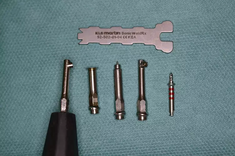 Abb. 4: Verschiedene Sonotrodenaufsätze sowie Pinbohrer und Sonotrodenschlüssel.