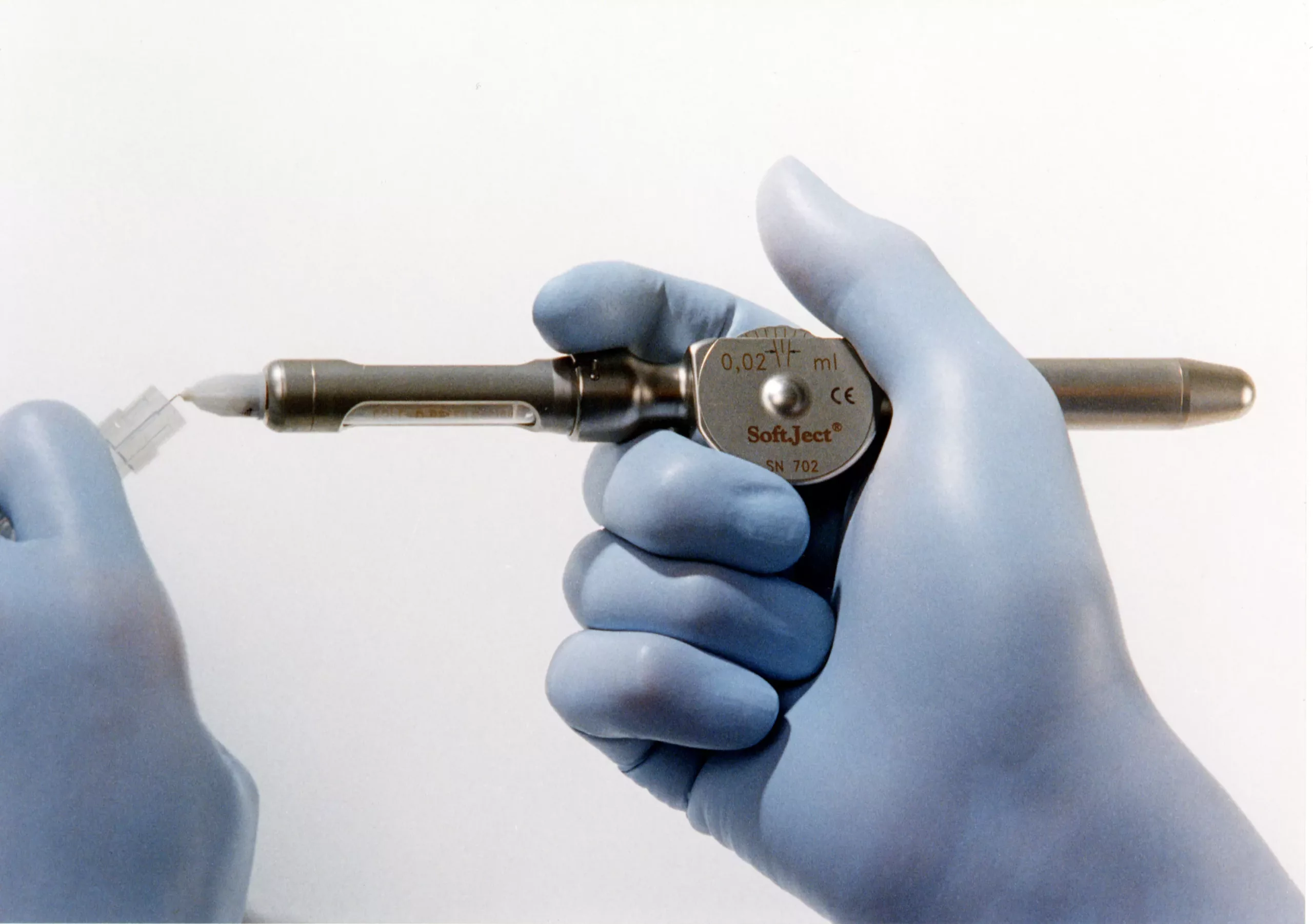 Abb. 4: Handhabung der Dosierrad-Spritze.