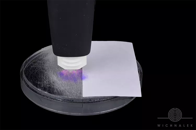 Abb. 1: Plasmabehandlung des Polycarbonat-Blanks und anschließende Temperaturschock-Behandlung.