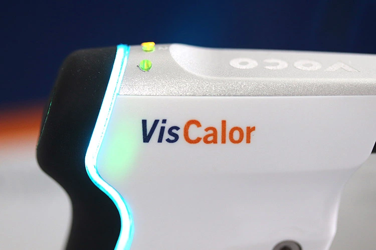 Abb. 14: Der VisCalor® Dispenser während der Heizphase im Programm 1 – die blaue LED-Linie blinkt für 30 Sek. Danach kann das erwärmte Material appliziert werden.