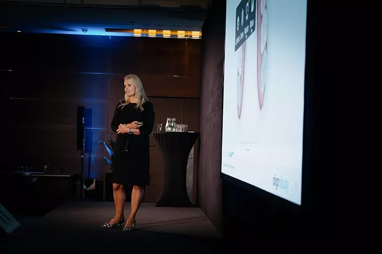 Abb. 1: Zahnärztin Kristina Baumgarten, Siegen, konnte von positiven Erfahrungen mit dem Invisalign®-System berichten.