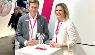 Dr. Emanuel Rauter mit Dr. Iris Kraljevic, Gewinnerin des VITA EXCELLENCE AWARDs