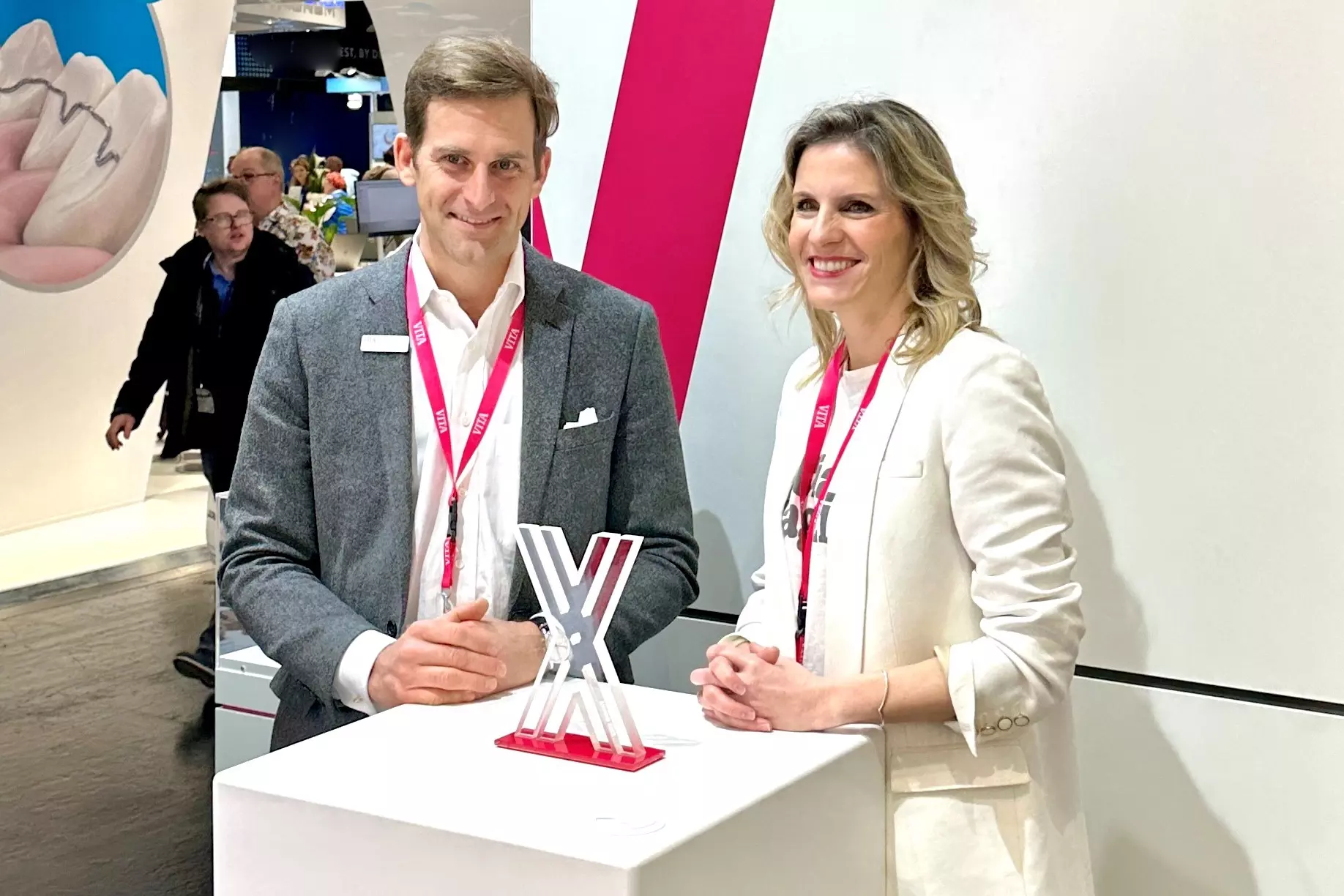 Dr. Emanuel Rauter mit Dr. Iris Kraljevic, Gewinnerin des VITA EXCELLENCE AWARDs