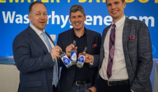 Chris Mönninghoff, Dr. Markus Merk und Jan Papenbrock (v.l.) stießen auf der IDS mit einem Friedenswasser auf die neue Partnerschaft an.