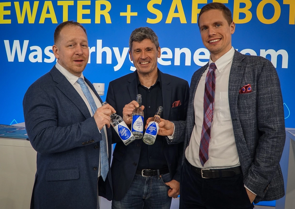 Chris Mönninghoff, Dr. Markus Merk und Jan Papenbrock (v.l.) stießen auf der IDS mit einem Friedenswasser auf die neue Partnerschaft an.