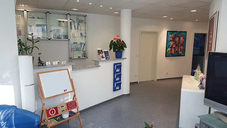 Abb. 1: Der noch nicht renovierte neue Eingang der Praxis. Hier sind noch eine alte unbenutzte Empfangstheke und ein Arztzimmer zu sehen. Das wurde in ein Wartezimmer umgebaut.