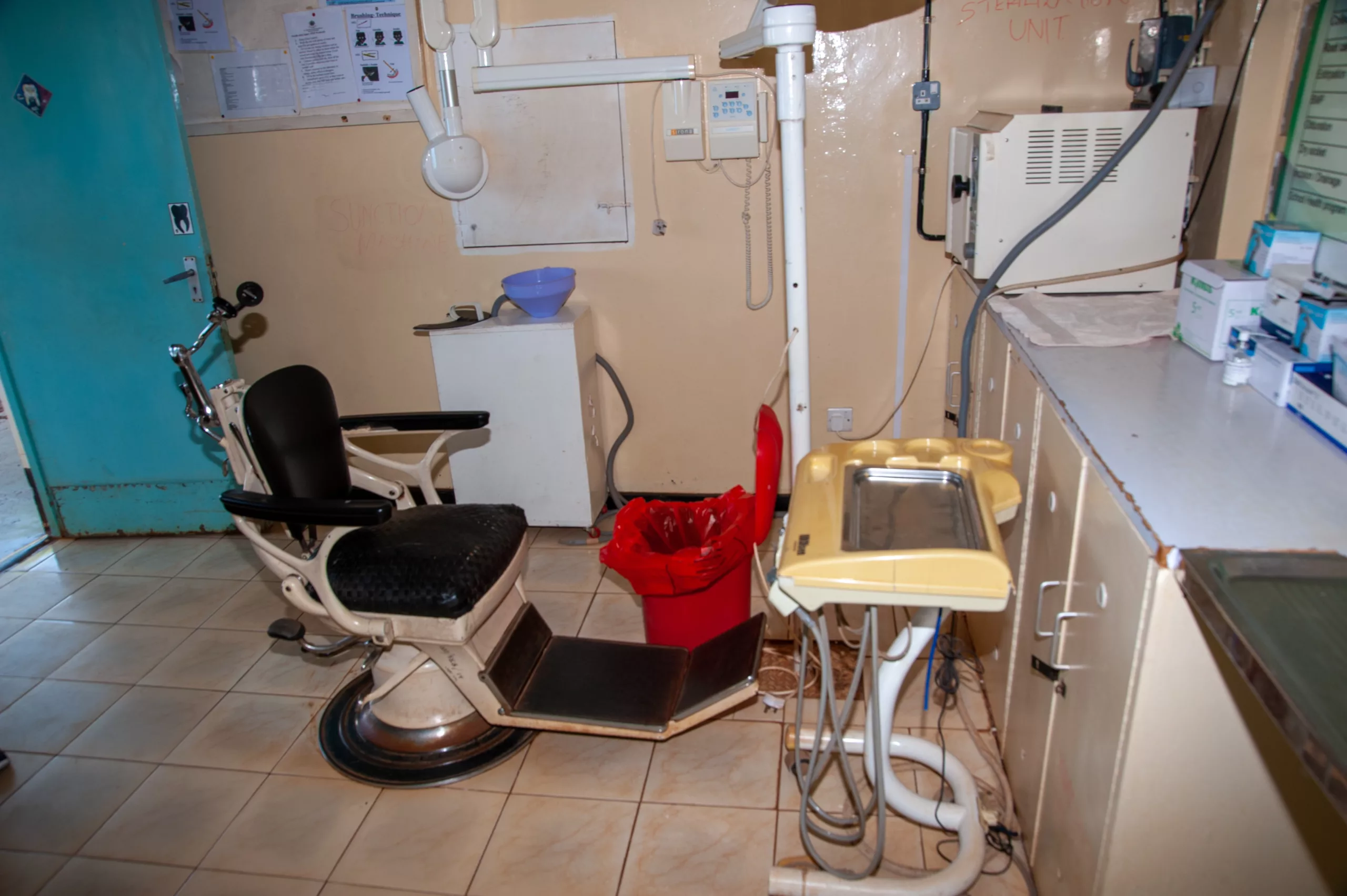 Behandlungszimmer in der Zahnstation in Nyabondo mit einem über 60
Jahre alten Behandlungsstuhl
