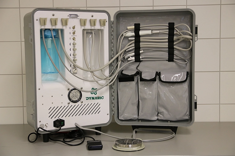 Die mobile Dentaleinheit hat alles, was Zahnärzte für eine Basisversorgung benötigen.