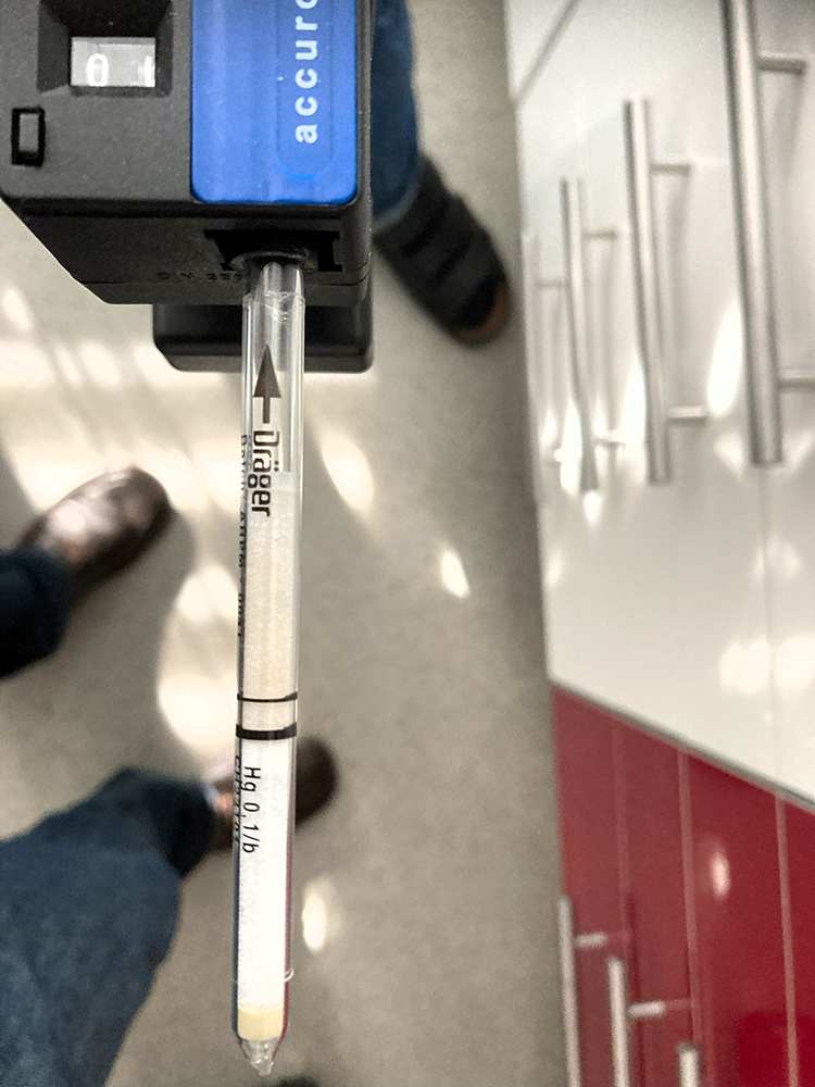 Abb. 1: Dräger-Kurzzeitröhrchen bestätigen die mit
dem Hg-Spektrometer gemessene Quecksilberkonzentration
von mehr als 330 μg/m3 im Messvolumen.