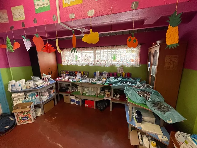 Abb. 1: Ein Klassenzimmer wird zum Behandlungsraum und Materiallager.