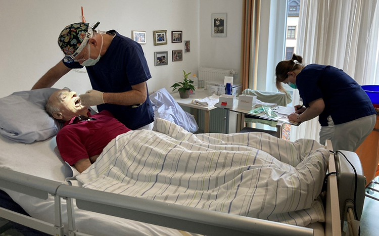 Abb. 1: Mobilisiert oder liegend, das Setting hat Einfluss auf die Therapiefähigkeit
und die Intensität der Therapie.